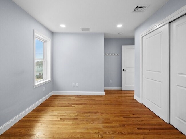 Building Photo - 165 Hartford St