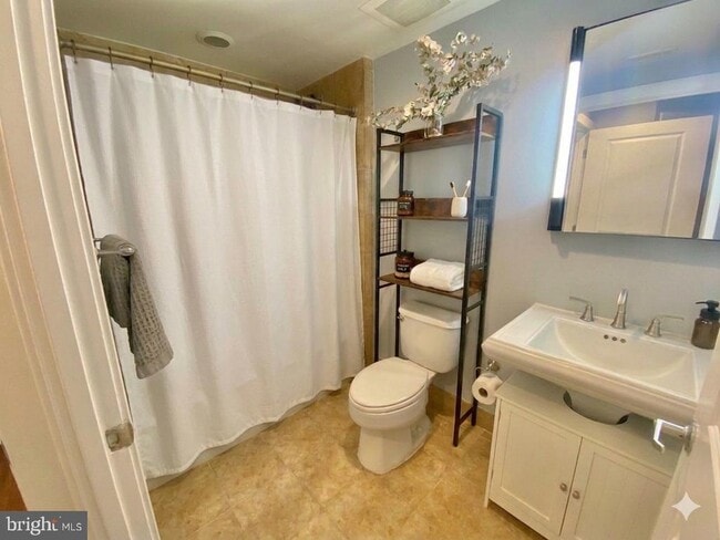 Building Photo - 2301 Champlain St NW