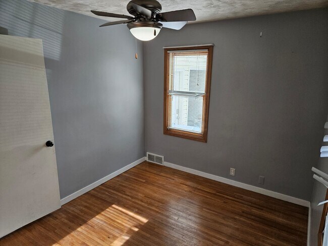 Building Photo - 215 Tyler Ave