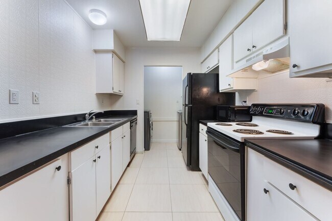 Building Photo - Two-bedroom, one bath single story townhou...
