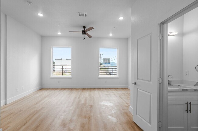 Building Photo - 2400 Benbrook Dr