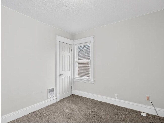 Building Photo - Spacious 5-bedroom, 2-bath single-family home