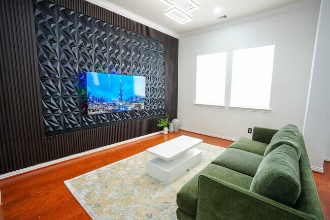 Building Photo - 5625 Dolores St