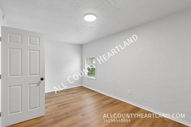 Building Photo - 3812 SE 25th St