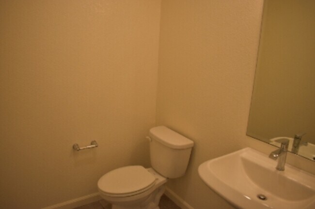 Building Photo - 624 Suzanne Dr