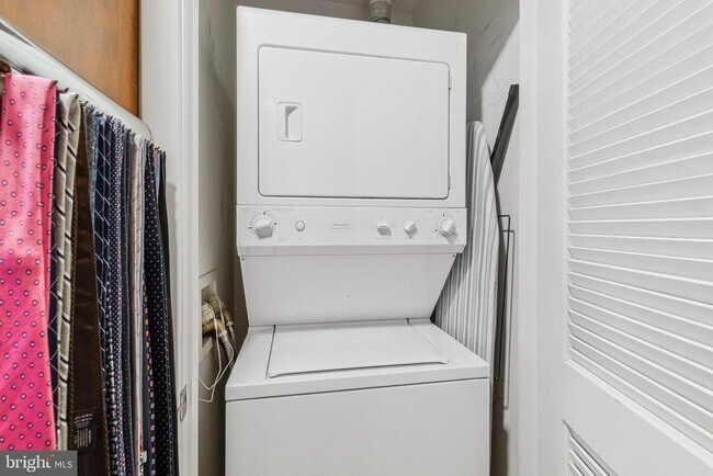 Building Photo - 1001 L St NW