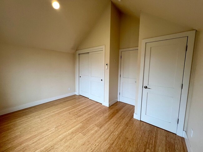 Building Photo - Spacious Two-Story 1 Bedroom, 1 Bathroom U...