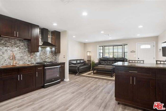 Primary Photo - 213 S Ventura Pl
