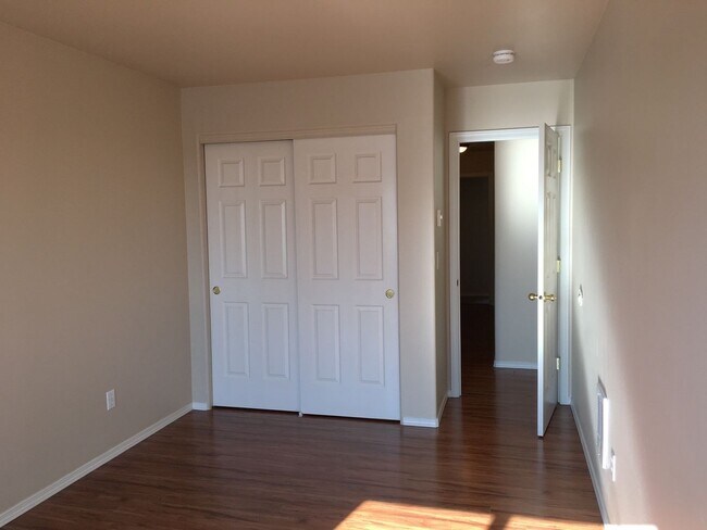 Building Photo - 3 Bedroom Duplex in SW Redmond