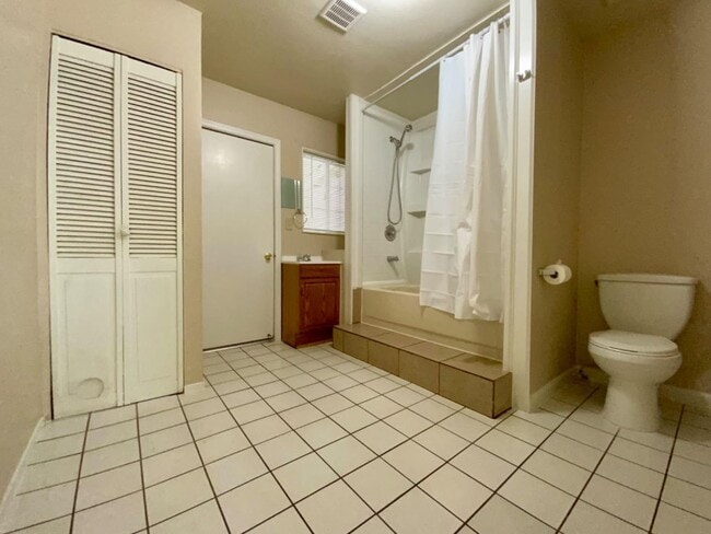 Building Photo - Absolutely ADORABLE/Spacious 2/2 Duplex!  ...