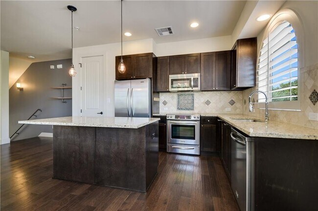 Building Photo - 2207 Pasadena Dr