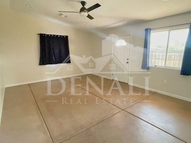 Building Photo - 2618 N Sparkman Blvd