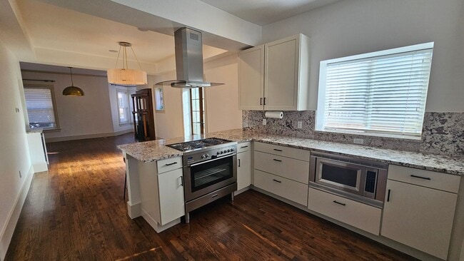 Building Photo - Modern Park Hill Home