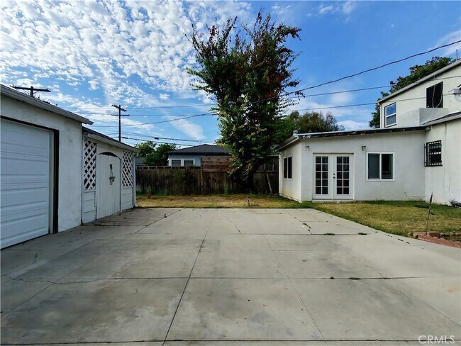 Building Photo - 3907 Edgehill Dr
