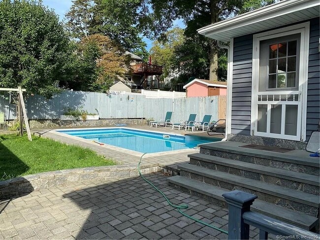 Building Photo - 133 May St