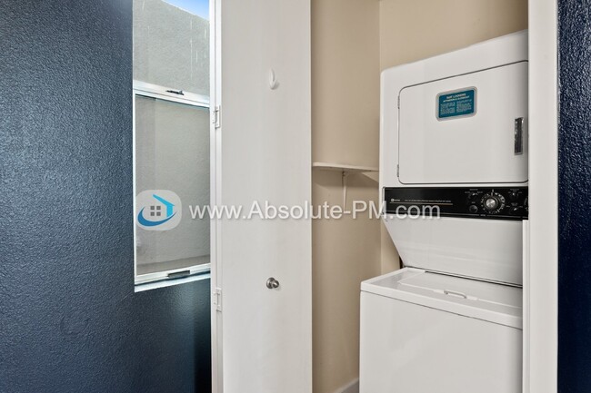 Building Photo - Amazing 2 Bedroom 1.5 Bath Townhome in the...