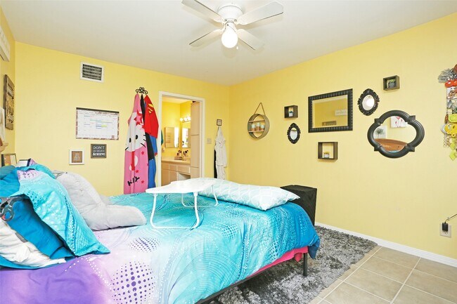 Building Photo - 2626 Holly Hall St