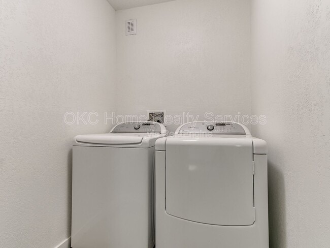 Building Photo - 1812 W Noble Ave