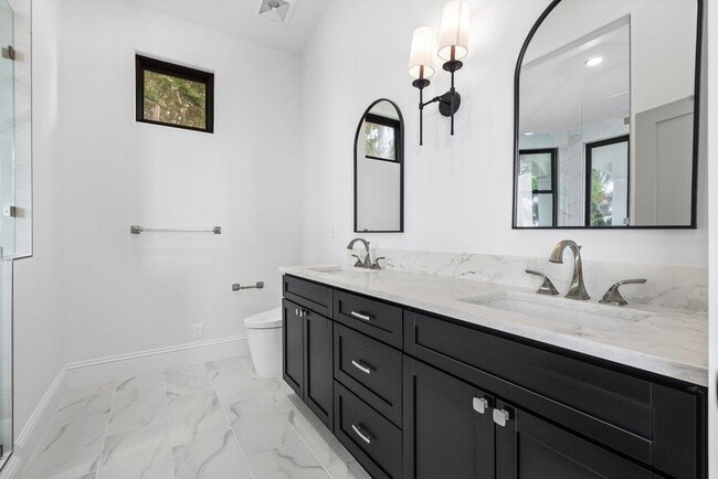 Building Photo - 1 1st Ave S