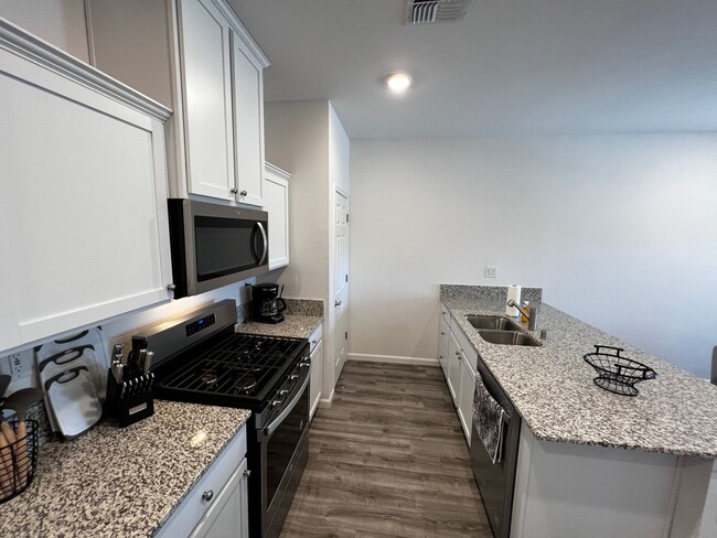 Building Photo - Furnished Rent in South Reno