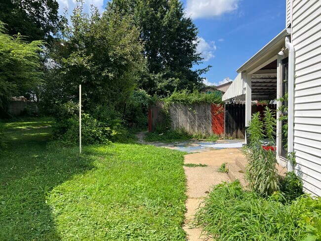 Side yard - 1221 Church St