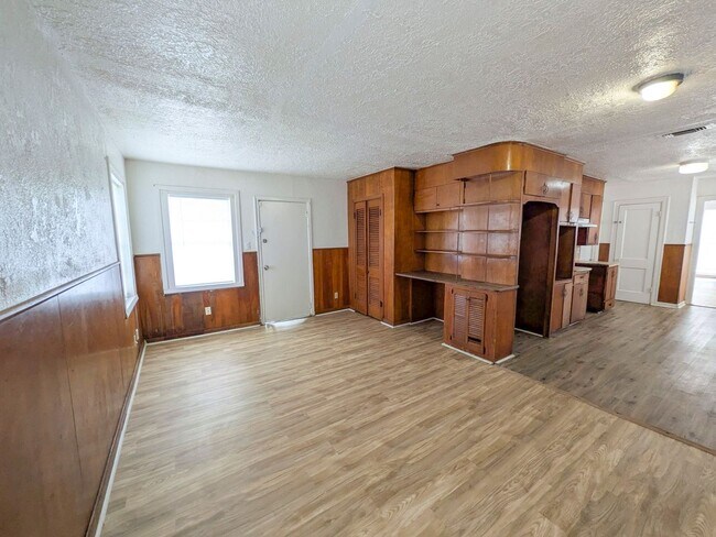 Building Photo - 1810 Roberts Ave