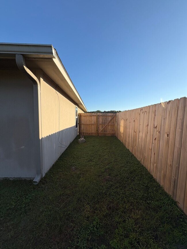Building Photo - 4 Bed 2 Bath New Fenced in Yard In Kingsla...