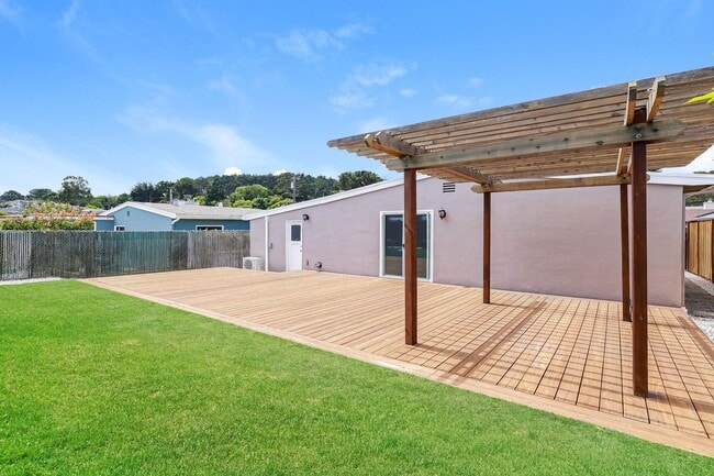 Building Photo - Charming 3BR Home with Spacious Yard in Se...