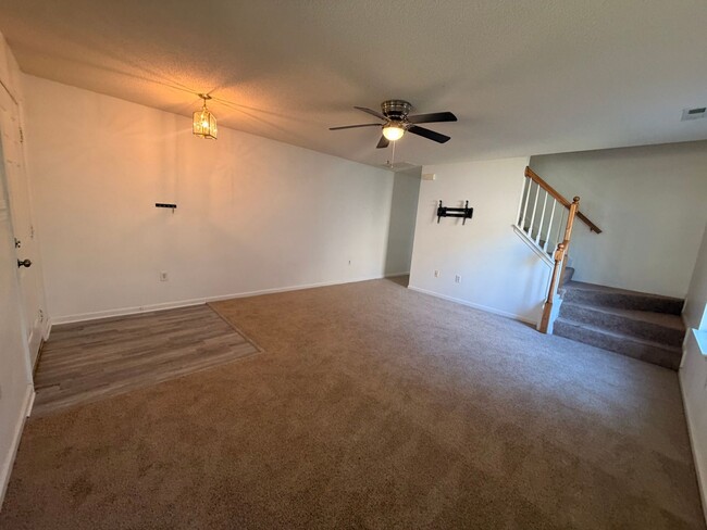 Building Photo - 325 Town Pointe Way