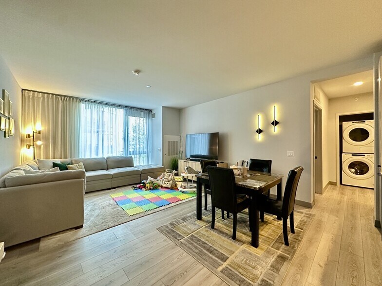 Building Photo - 2155 N Elston Ave