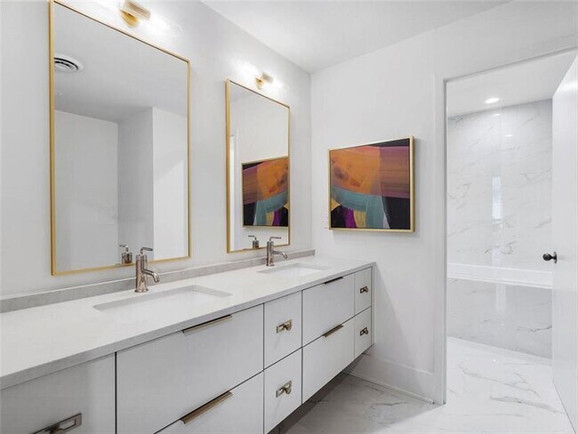 Building Photo - 2660 Peachtree Rd NW