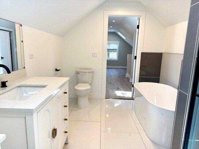 Building Photo - 1709 N Maplewood Ave