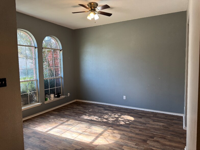 Building Photo - 1988 Helmoken Falls Dr