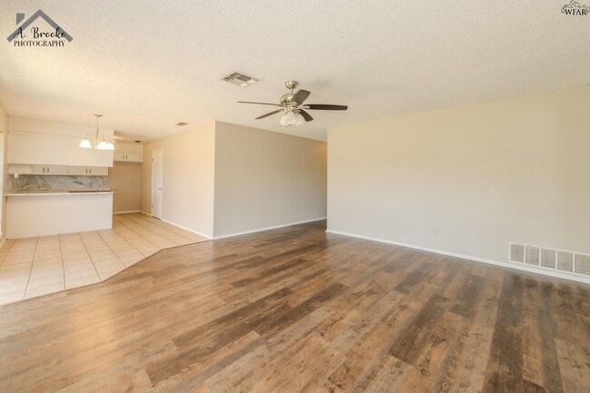 Building Photo - 1118 Crescent Ln