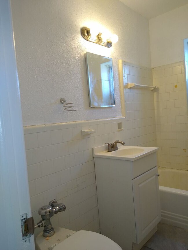 Building Photo - Charming Large 1 Bedroom in the Heart of the City