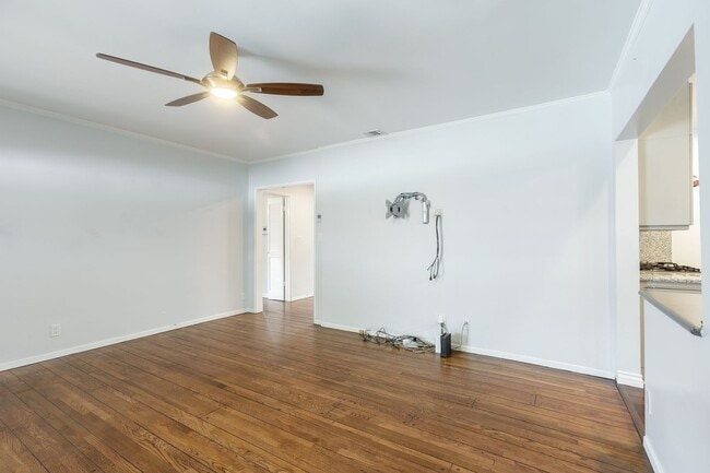 Building Photo - Spacious 5-Bedroom, 3-Bath Home with Pool ...
