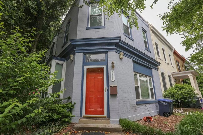 Building Photo - Wonderful Two Bed + Den West End Abode! Parking Available!