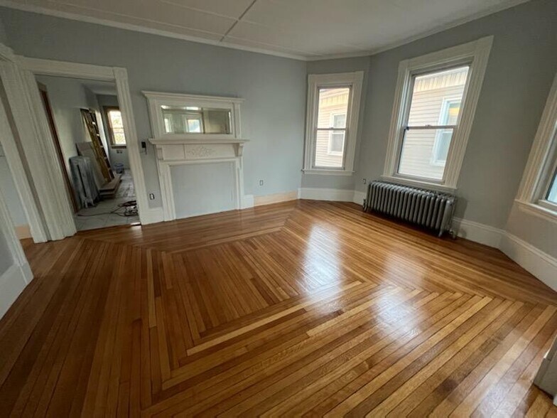 Large parlor, living room - 56 State St