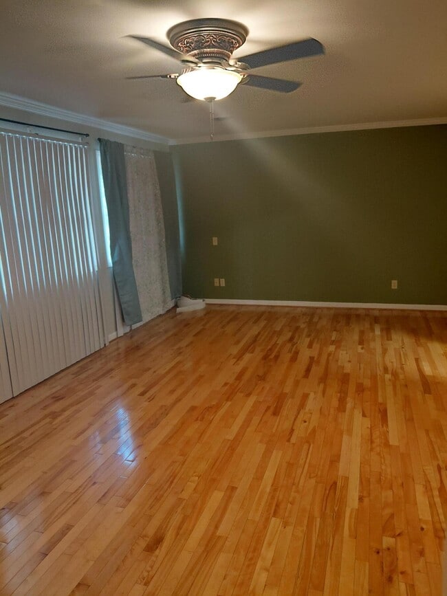 Building Photo - 3507 Lakeside Ct