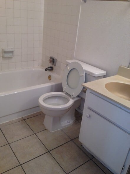 Building Photo - 8201 Richmond Ave