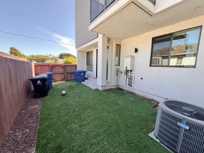 Building Photo - 6437 W 86th Pl