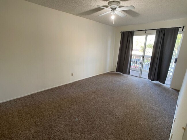 Building Photo - Moorpark 3 bed 2.5 bath Townhome close to Moorpark College