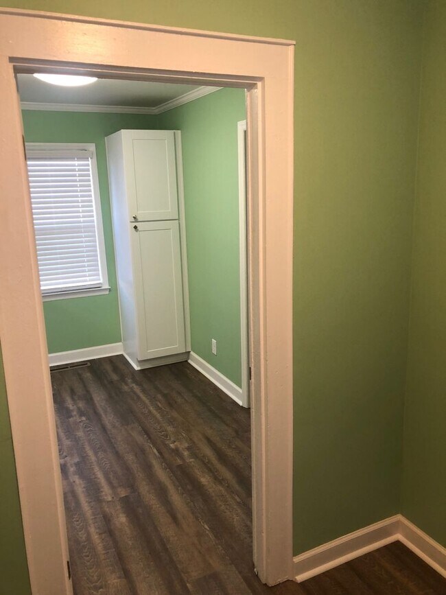 Building Photo - Four bedroom, 2 bath house in Burlington