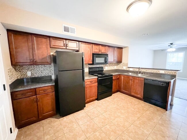 Building Photo - 2 Bedroom 1.5 Bath Townhome