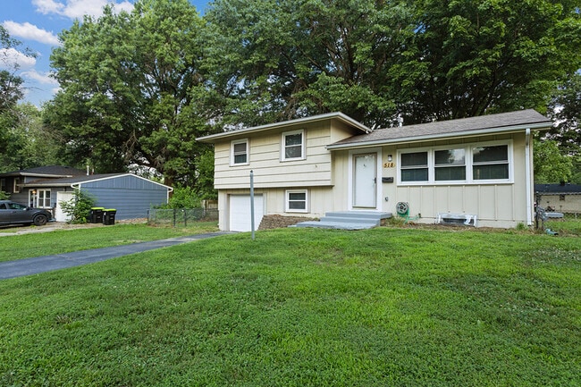 Building Photo - 518 NW Frances Dr