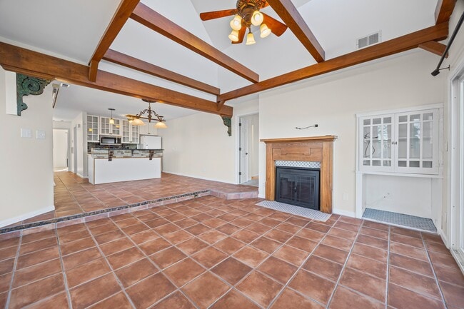 Building Photo - 372 Northwest Dr