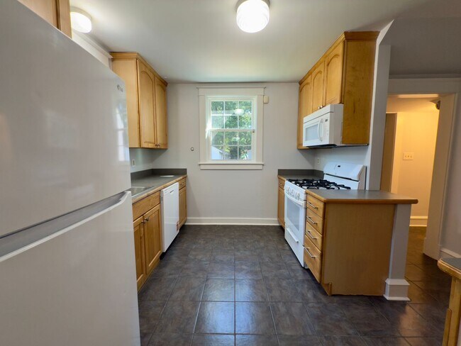 Building Photo - Charming Home!