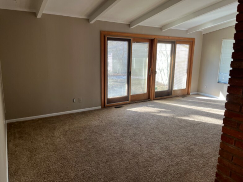 Building Photo - 930 Sherwood St