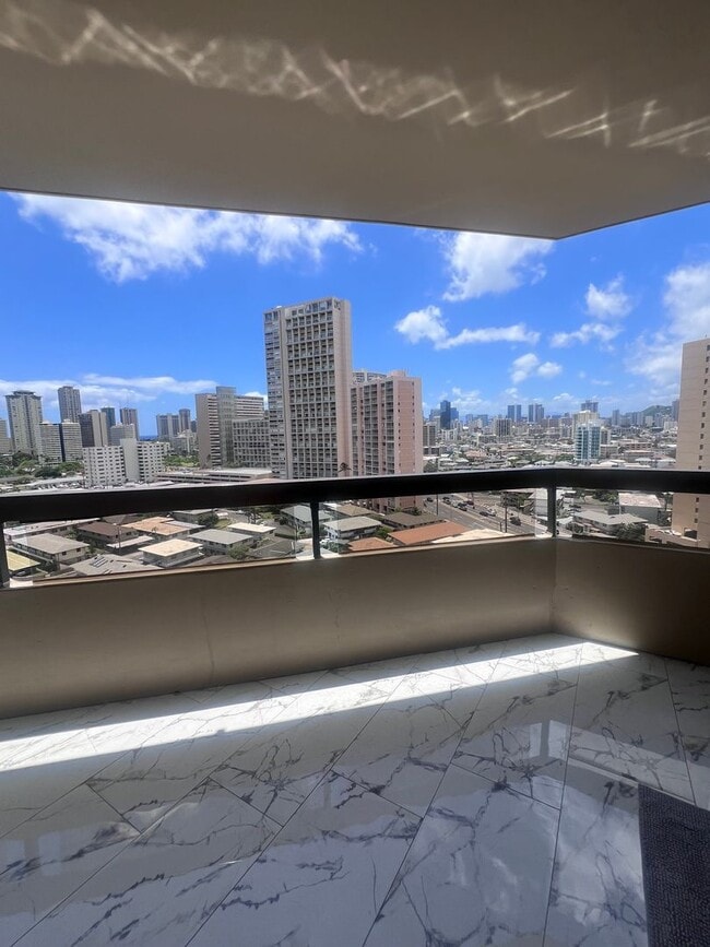 Building Photo - 2 Bedroom, 2 Bath, 2 Parking, AC at Iolani Court Plaza