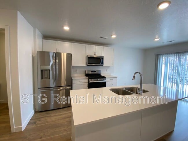 Building Photo - 3237 E Labyrinth Pt Cir